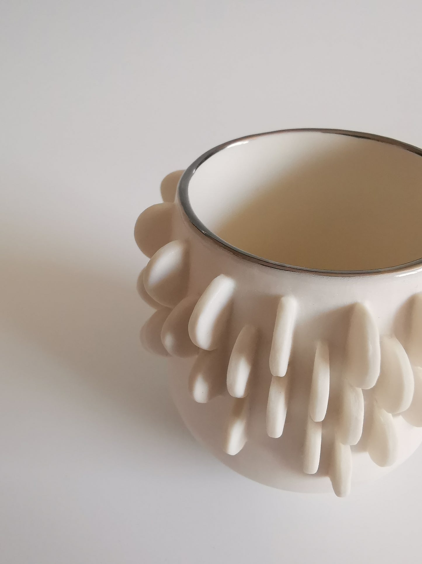 Small Disk Pattern Vessel with Platinum